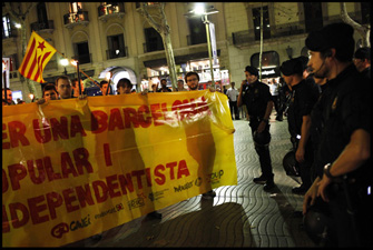 Els antiavalots obliguen la marxa (que havia sortit de Canaletes) a sortir de la Rambla. FOTO: Oriol Clavera