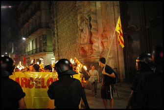 Un dels moments del recorregut en què els Mossos impedeixen que la marxa entri a la Rambla. FOTO: Oriol Clavera