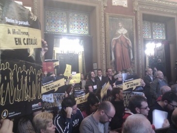 La campanya “A Mallorca, en català” intervé i interromp el ple municipal de Palma