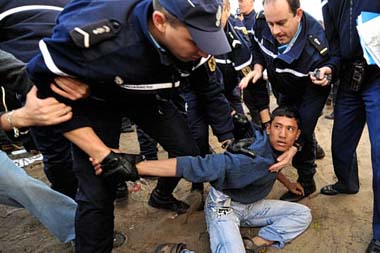 300 immigrats detinguts en el violent desallotjament de la 'Jungla de Calais'