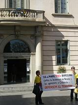 Dues persones encadenades a l'Ajuntament i manfiestants solidaris davant l'edifici