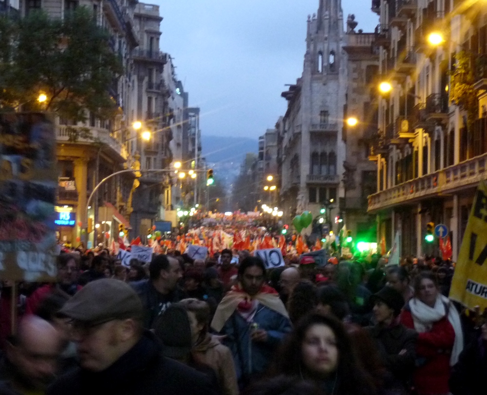 Clam d'indignació al carrer contra les retallades i la dictadura financera el #28G