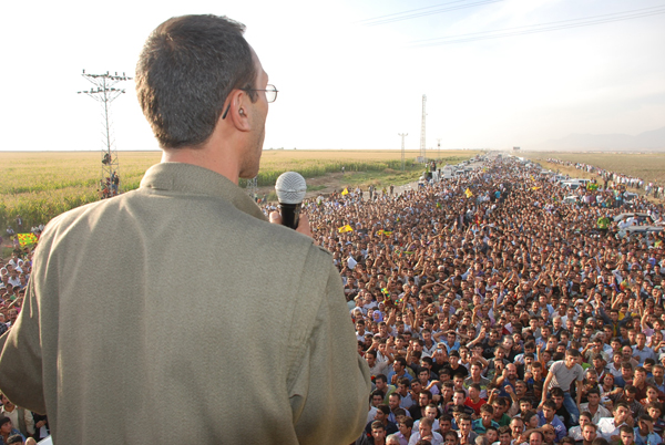 Rebuda multitudinària a Diyarbakir (capital kurda de Turquia) de la delegació per la pau de la guerrilla del PKK. FOTO: Kurdish-info.net