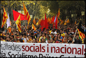 Crema del retrat del rei en acabar la manifestació de la Diada a Barcelona. FOTO: Oriol Clavera