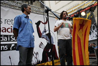Xevi Safont i Joan Sebastià Colomer van parlar en representació de les organitzacions convocants al final de la manifestació. FOTO: Oriol Clavera