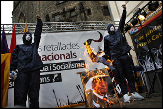 Crema del retrat del rei en acabar la manifestació de la Diada a Barcelona. FOTO: Oriol Clavera