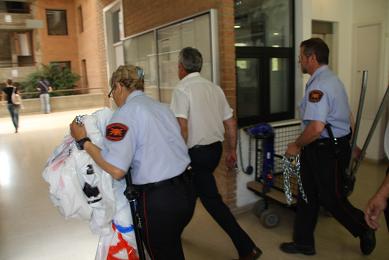 Moment en què els guardes de seguretat entren a la facultat després d'haver trencat el cadenat. Foto: Marc Miras