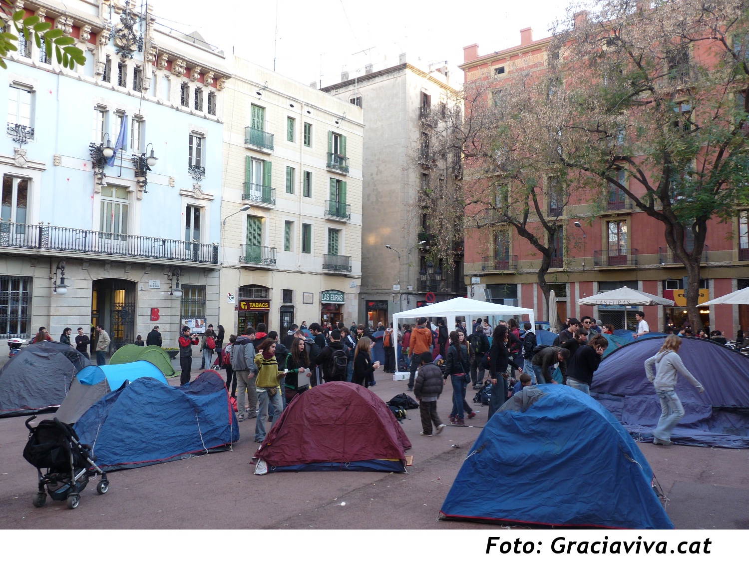 Ocupen la plaça de la vila de Gràcia per reclamar l'autogestió del Casal de Joves i denunciar la privatització
