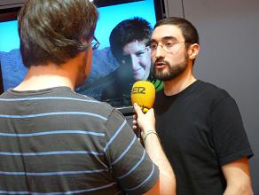 Ivan Gordillo, company d'Ariadna, respon a uns periodistes en la roda de premsa que han fet aquest matí. FOTO: L'ACCENT