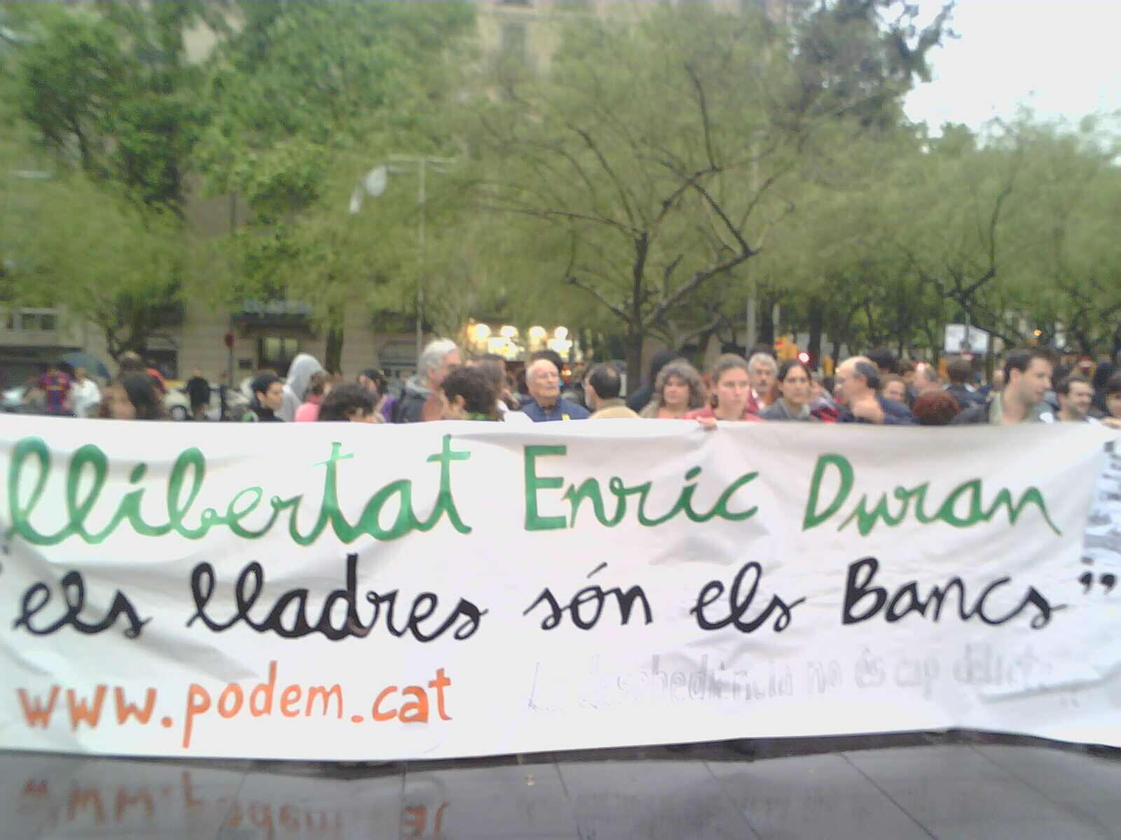 Crema de bitllets falsos en una manifestació per demanar la llibertat d'Enric Duran