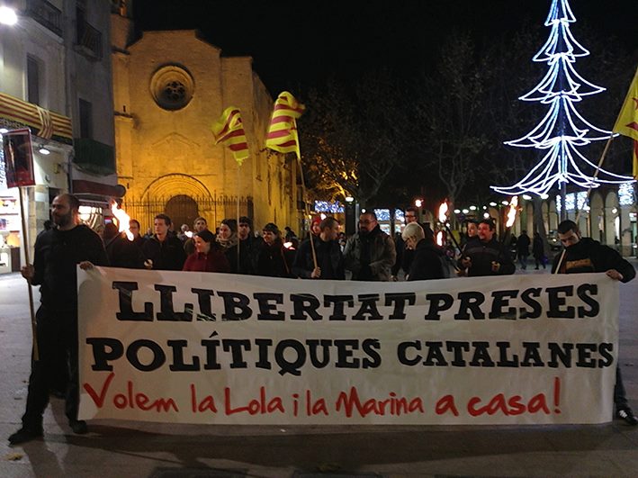 Marxes de torxes arreu dels Països Catalans segueixen reclamant la llibertat de la Marina i la Lola per Nadal