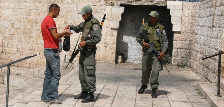 Control a la Porta de Damàsc. Foto: Marcel Masferrer
