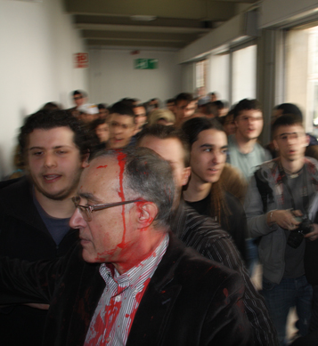 Salvador Cardús, degà la facultat, tacat de pintura