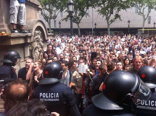 La multitud recupera la plaça Catalunya i en fa fora els Mossos