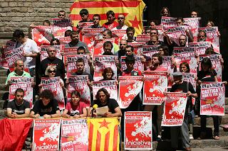 Militants de l'esquerra independentista catalana donen suport a Iniciativa Internacionalista