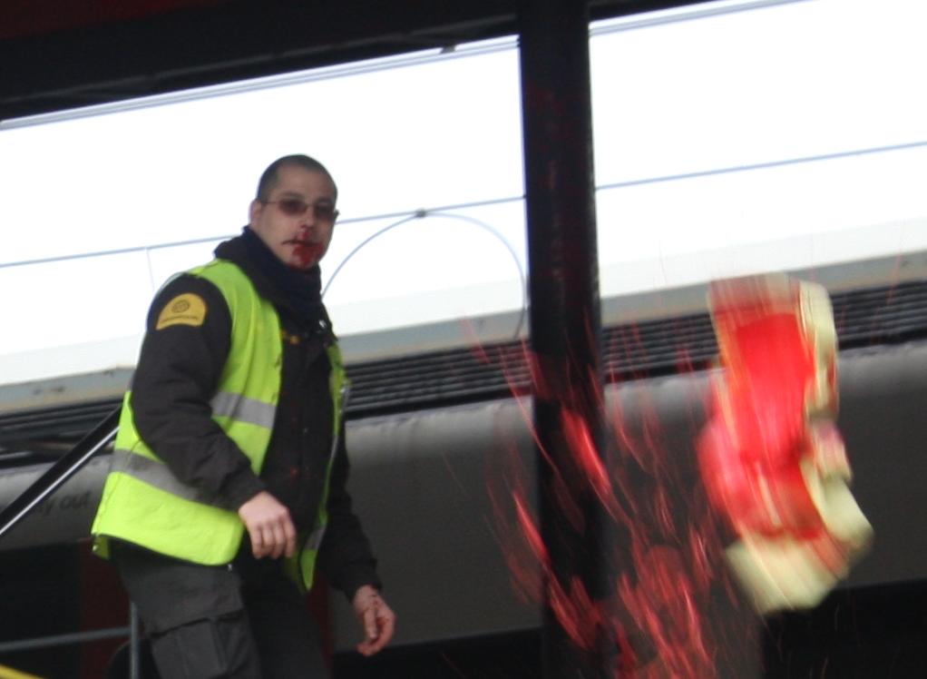 Les estudiants han llençat ous de pintura contra els membres de la seguretat privada dels FGC.