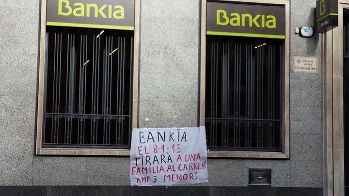 Carbó per a Bankia per voler desnonar una família amb tres menors