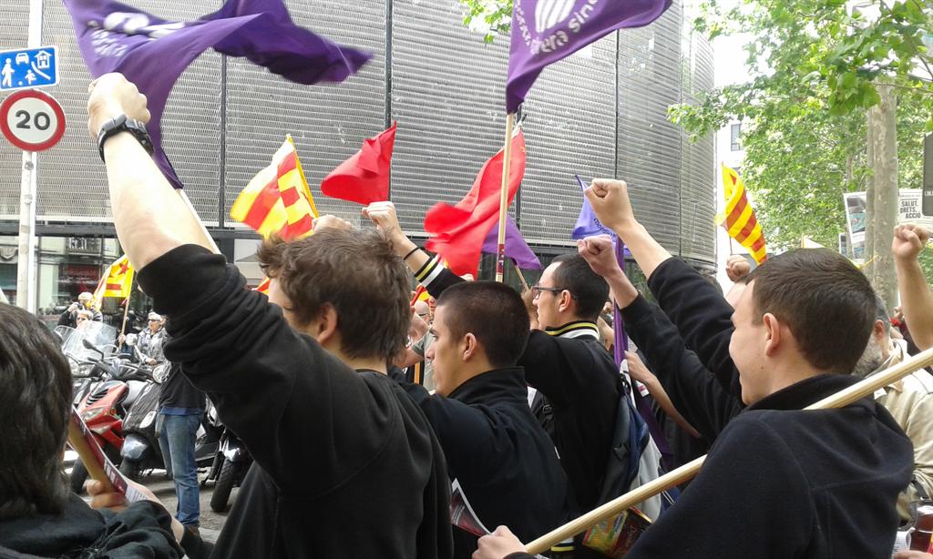 Centenars de persones en la manifestació convocada per la COS a Barcelona
