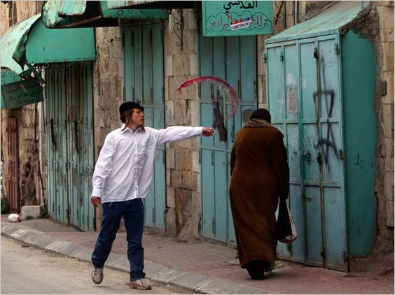 Colon israelià atca una dona a la ciutat vella d'Hebron