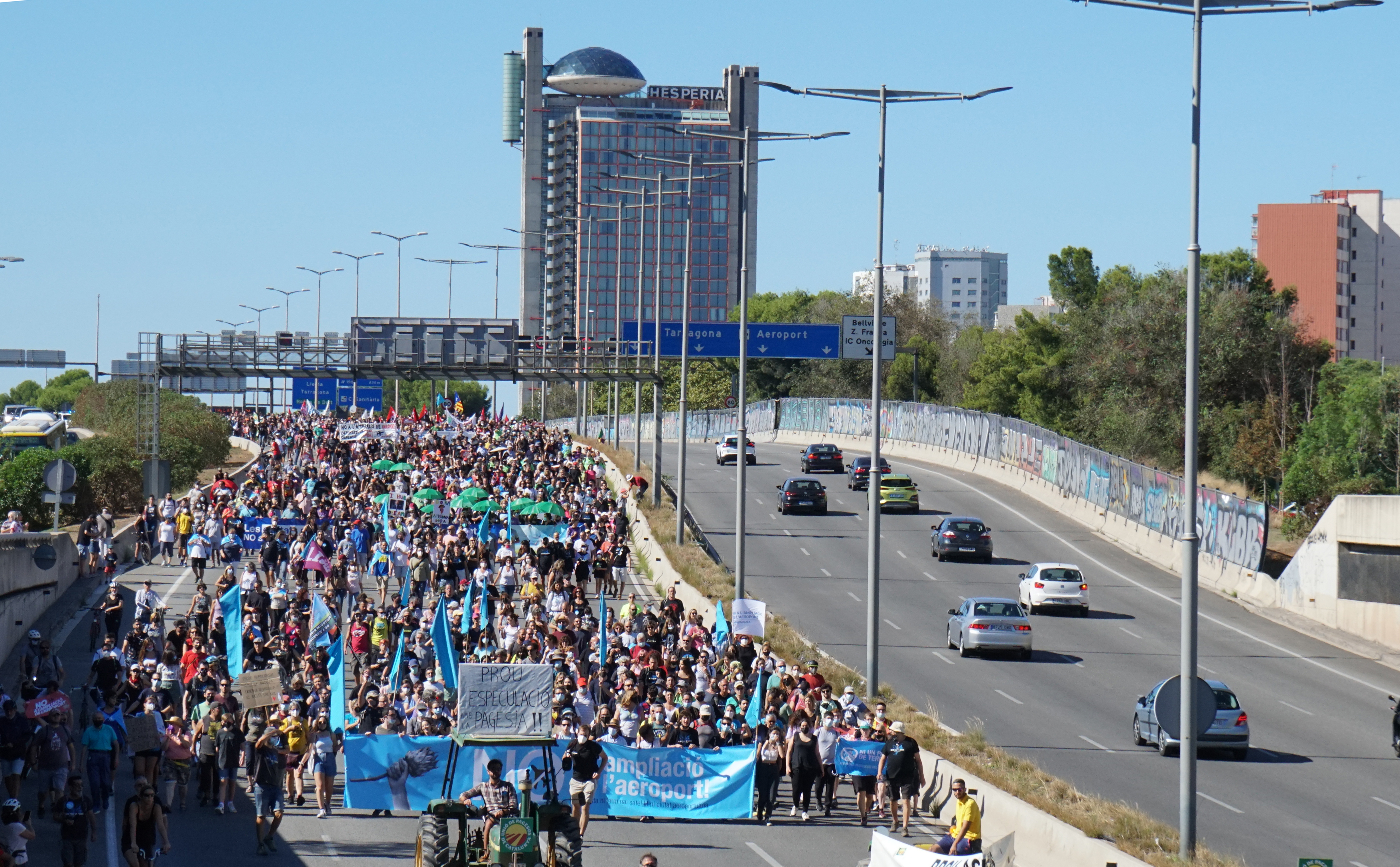 Manifestació contra l'ampliació de l'aeroport del Prat [fotogaleria]