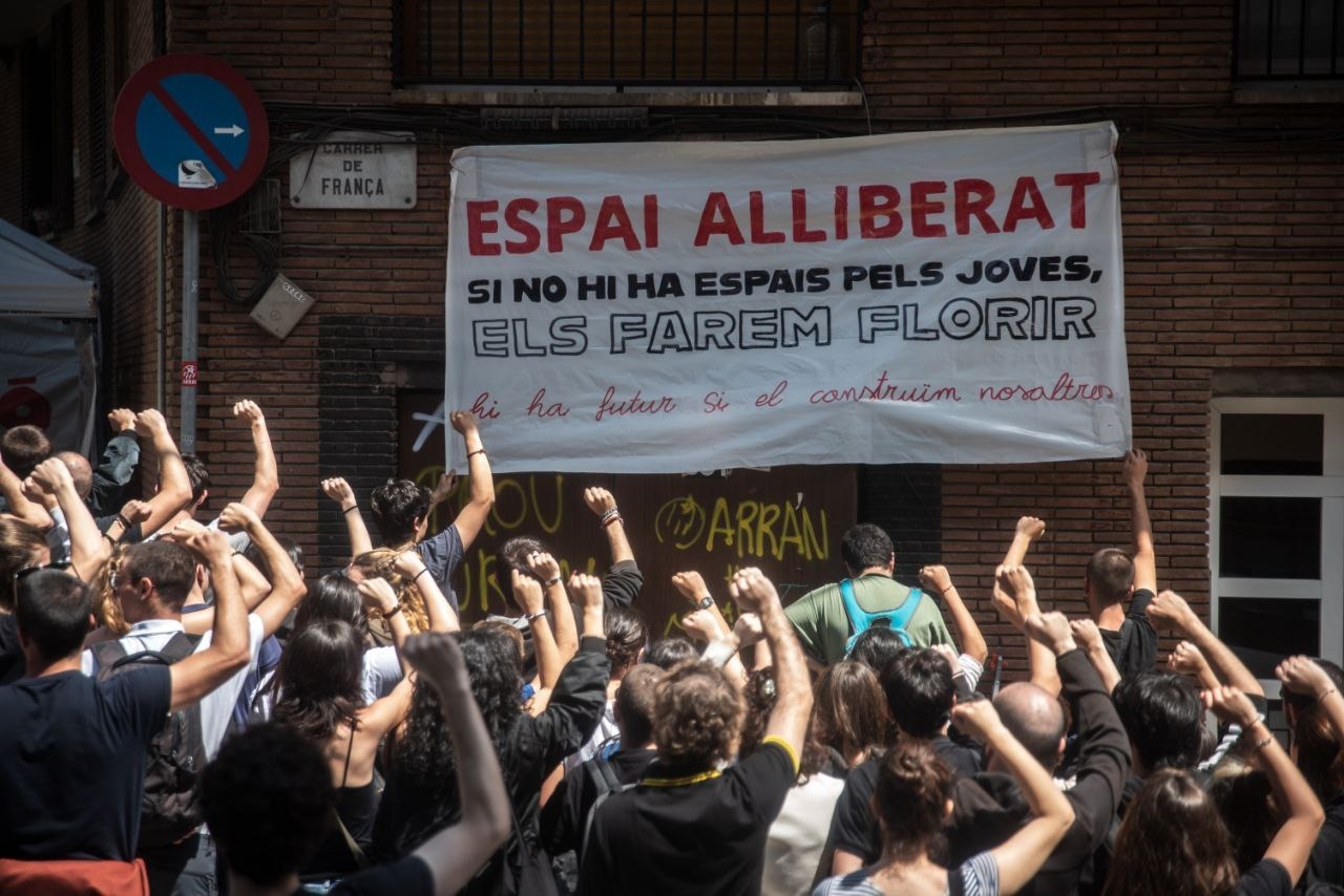 Si no tenim espais per a les joves, els farem florir